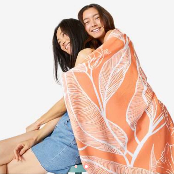 SUMMER & ROSE Outdoor Roundie - Picture 2 of 4